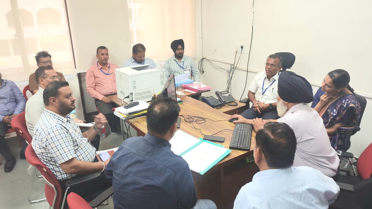 तीसरा रेंडमाइजेशन मतदान कर्मियों का और दूसरा रेंडमाइजेशन माइक्रो पर्यवेक्षकों का सामान्य पर्यवेक्षक की उपस्थिति में होगा।